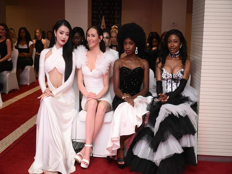 Trong buổi chính thức nhận sash đại diện Việt Nam tham gia cuộc thi Intercontinental 2024, Bùi Khánh Linh diện áo cắt xẻ táo bạo. Ảnh: Fanpage Miss Intercontinental.