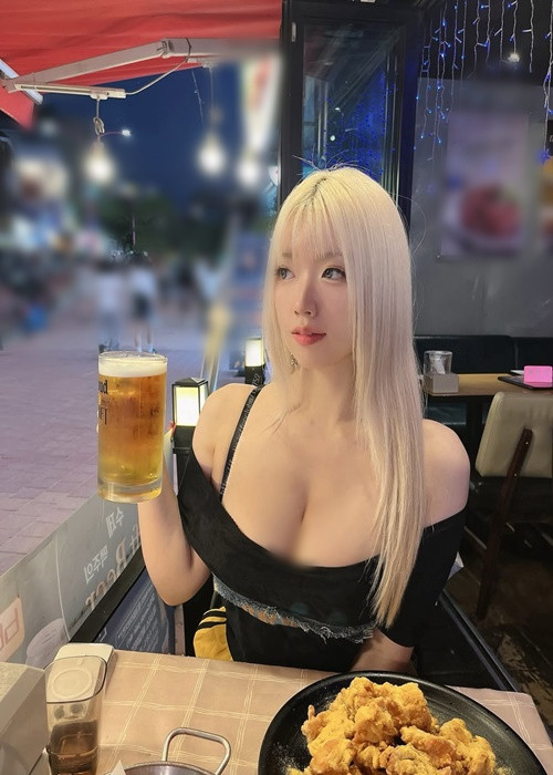 Hot girl xinh đẹp liên tục đăng tải hình ảnh đời thường gợi cảm.