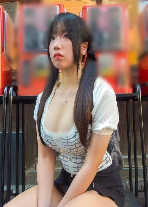 Sở hữu thân hình đồng hồ cát, Cream Candy đẹp hoàn hảo như một cô búp bê sống dù diện bất cứ trang phục nào.