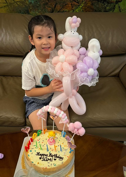 Bé Sumi là trái ngọt của cuộc tình giữa Phượng Chanel và Quách Ngọc Ngoan khi còn mặn nồng. Mới đây, cô nhóc được mẹ tổ chức sinh nhật tại nhà. Ảnh: FB Phượng Chanel.