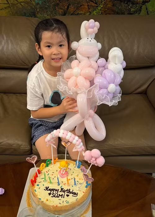 Bé Sumi là trái ngọt của cuộc tình giữa Phượng Chanel và Quách Ngọc Ngoan khi còn mặn nồng. Mới đây, cô nhóc được mẹ tổ chức sinh nhật tại nhà. Ảnh: FB Phượng Chanel.