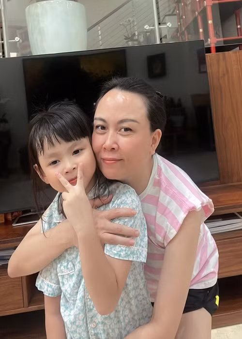 Bé Sumi sống cùng Phượng Chanel ở Hà Nội trong những năm qua. Ảnh: FB Phượng Chanel.