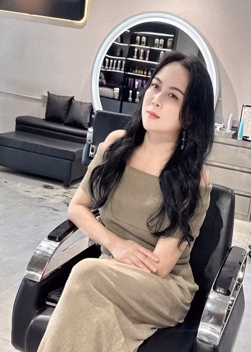 Phượng Chanel khoe làn da căng bóng, mịn màng. Ảnh: FB Phượng Chanel.