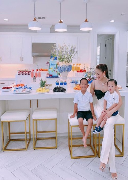 Phạm Hương thoải mái chia sẻ hình ảnh các con nhưng giấu mặt chồng chưa cưới. Ảnh: Instagram Phạm Hương.