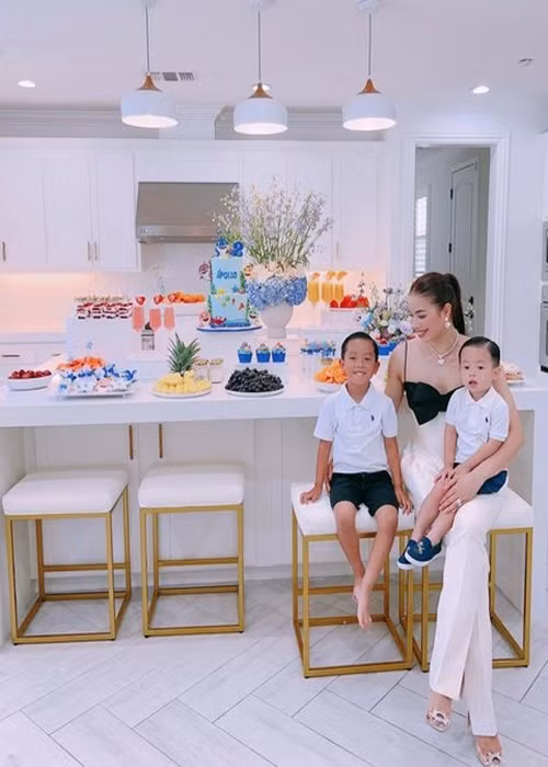 Phạm Hương thoải mái chia sẻ hình ảnh các con nhưng giấu mặt chồng chưa cưới. Ảnh: Instagram Phạm Hương.