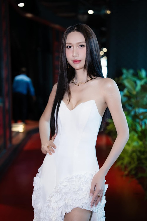 "Trời ơi! Vòng ba không có thì làm sao thi được. Rồi Linh mặc áo tắm làm sao?", Lynk Lee chia sẻ.