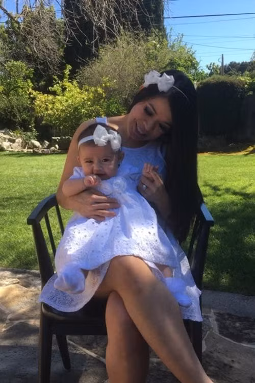 Nữ ca sĩ đăng tải hình ảnh ái nữ lai Tây ngày còn nhỏ. Ảnh: FB Bích Tuyền.