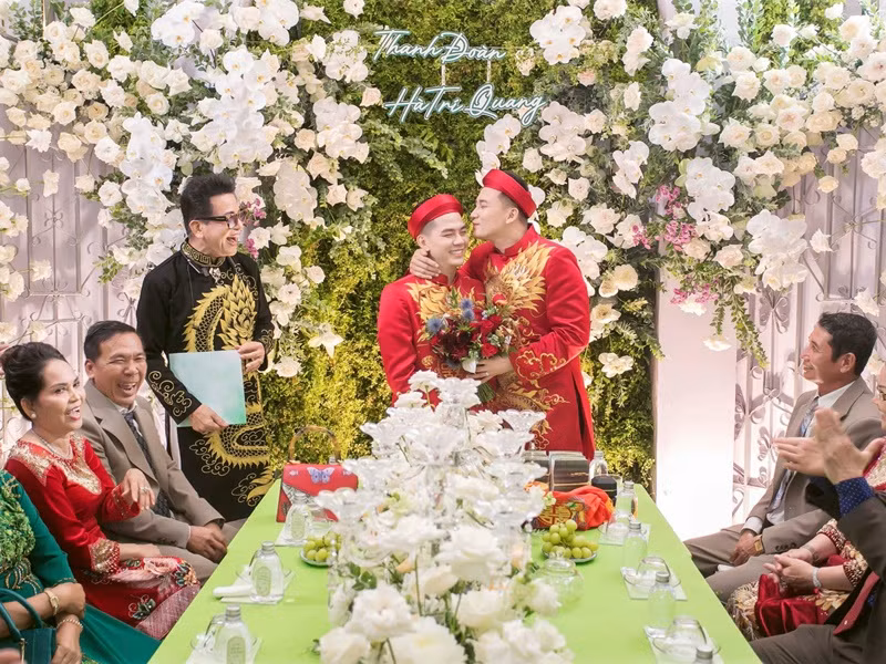 Theo Vietnamnet, trong lễ ăn hỏi, nhà Thanh Đoàn tặng 1 sổ đỏ, gia đình Hà Trí Quang tặng 1 sổ đỏ, 2 tỷ đồng tiền mặt và cặp nhẫn kim cương.