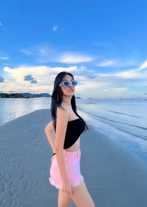 K.C chuộng váy áo gợi cảm ở đời thường.