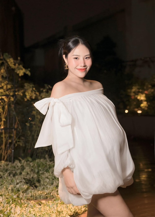 Bạn gái Quang Minh được khen ngợi có gu thời trang tinh tế.