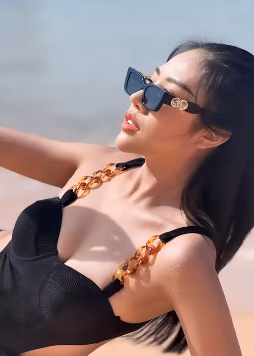 Tuy nhiên, cô có mối quan hệ khá thân thiết với nhiều nghệ sĩ như Cao Thái Sơn, Diệp Lâm Anh.