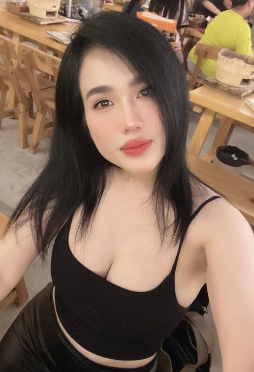 Ngọc Bích ăn mặc táo bạo khiến người đối diện khó rời mắt.