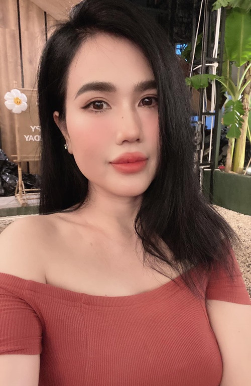 Ngọc Bích đáp trả: "Ai phát hiện mình sửa gì trên khuôn mặt mình thua 1 tỷ nha. Mấy bạn có thể nhờ bác sĩ thẩm mỹ đến xem mặt mình luôn được. Bạn nào chơi inbox mình nha. Mình nói được làm được, phát hiện sửa tặng 1 tỷ".