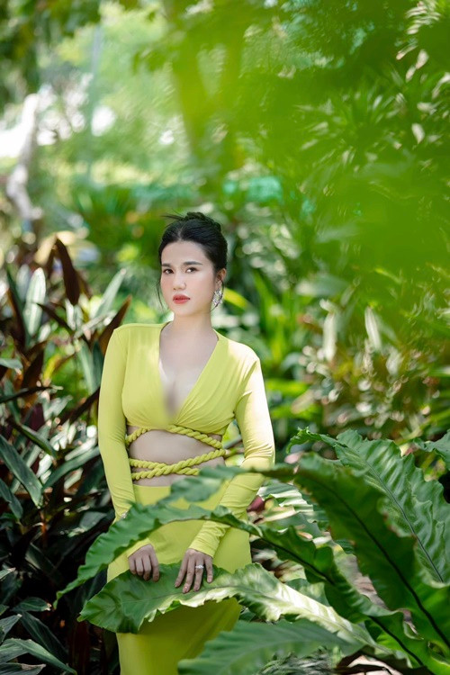 Năm 2022, chị gái Ngọc Trinh bị đồn mặt đơ cứng vì hậu quả của phẫu thuật thẩm mỹ.