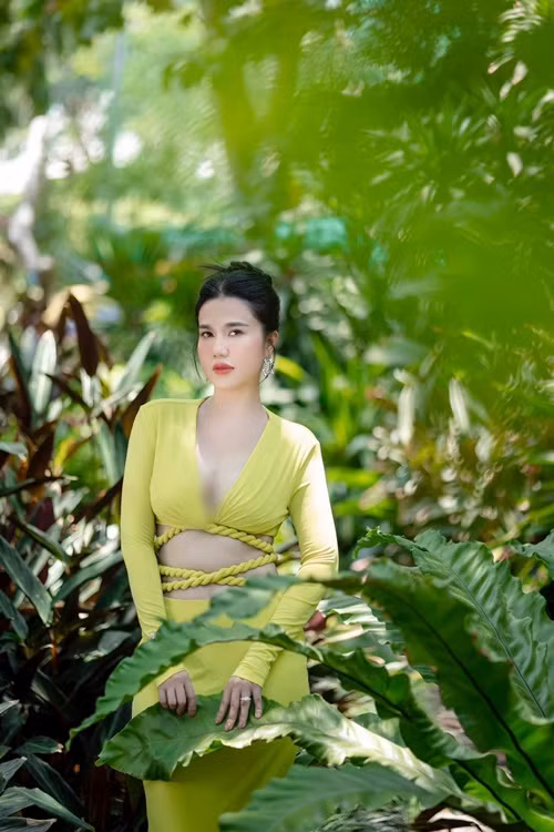 Năm 2022, chị gái Ngọc Trinh bị đồn mặt đơ cứng vì hậu quả của phẫu thuật thẩm mỹ.