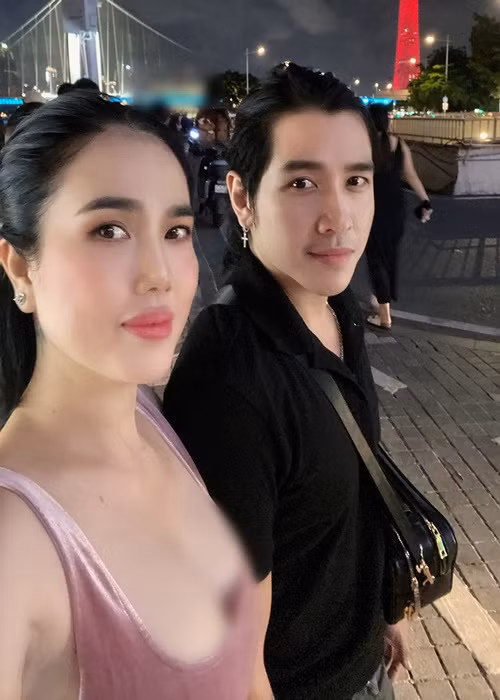 Cuối năm 2019, chị gái Ngọc Trinh hạ sinh con gái cho Tiêu Quang. Trong thời gian Ngọc Bích mang thai, Tiêu Quang yêu thương, phụ giúp vợ làm tất cả việc nhà. Ngọc Bích cũng hạnh phúc vì được bố mẹ chồng quan tâm.