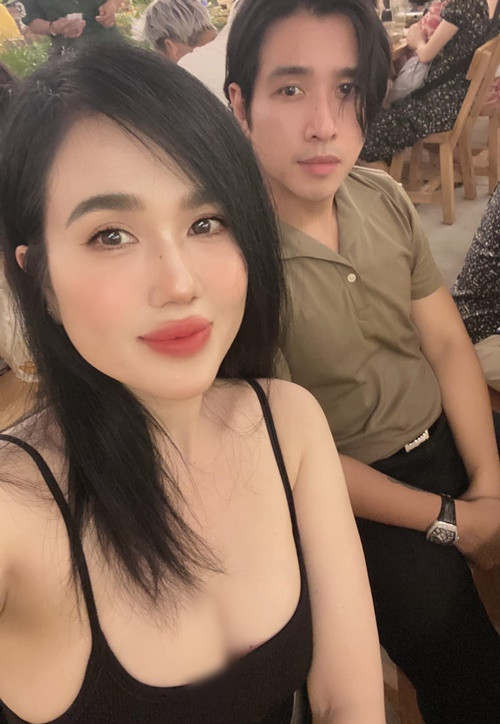 Chị gái Ngọc Trinh thường xuyên diện váy áo khoe vòng một căng đầy.