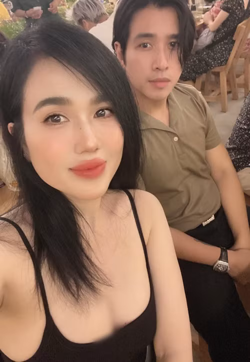 Chị gái Ngọc Trinh thường xuyên diện váy áo khoe vòng một căng đầy.