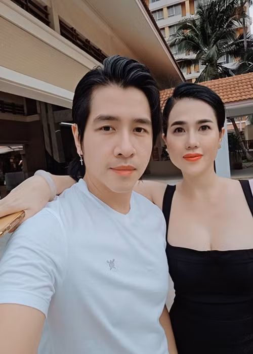 Trước khi bắt đầu hẹn hò, Tiêu Quang - Ngọc Bích có mối quan hệ thân thiết 11 năm. Sau đám cưới, tình cảm của cặp đôi ngày càng mặn nồng.