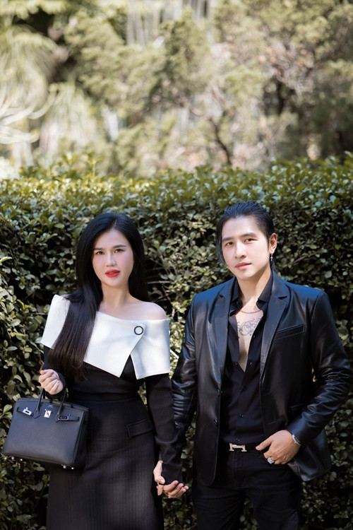 Ngọc Bích hơn Tiêu Quang 1 tuổi. Cô được nhận xét ngày càng trẻ trung, nóng bỏng.