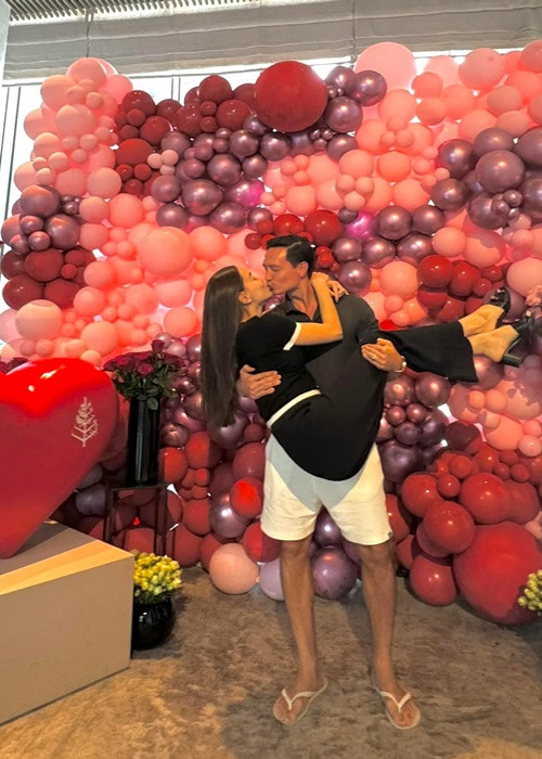 "Sau khi làm cha, tôi nhận ra mình đã đúng khi tập trung vào những điều ý nghĩa, đam mê và quan tâm. Gia đình là điều quan trọng nhất với tôi vào cuối ngày và suốt phần đời còn lại", Kim Lý nói. Ảnh: FB Kim Lý.