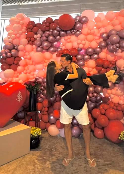 "Sau khi làm cha, tôi nhận ra mình đã đúng khi tập trung vào những điều ý nghĩa, đam mê và quan tâm. Gia đình là điều quan trọng nhất với tôi vào cuối ngày và suốt phần đời còn lại", Kim Lý nói. Ảnh: FB Kim Lý.