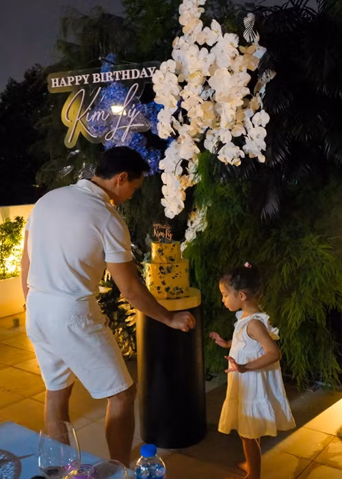 Nam diễn viên phim Hương ga đón tuổi mới bên vợ và các con. Ảnh: FB Hồ Ngọc Hà.