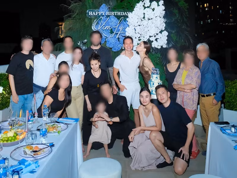 Hồ Ngọc Hà kịp thời dự tiệc sinh nhật của Kim Lý sau buổi biểu diễn. Ảnh: FB Hồ Ngọc Hà.