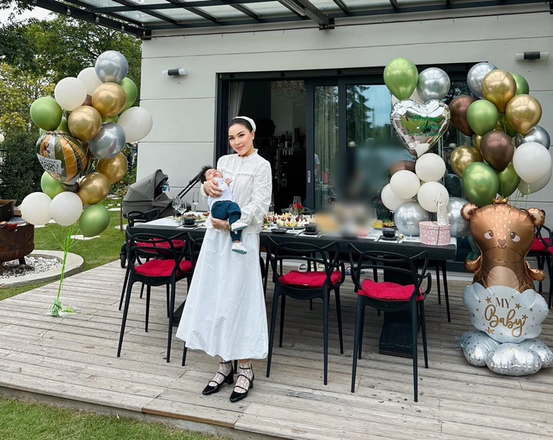 Vào tháng 9/2024, Quỳnh Thư sinh con trai đầu lòng ở Đức.