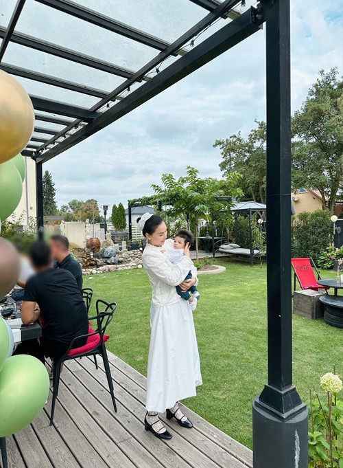 “Gà cưng” một thời của Khắc Tiệp tổ chức tiệc mừng con trai chào đời.