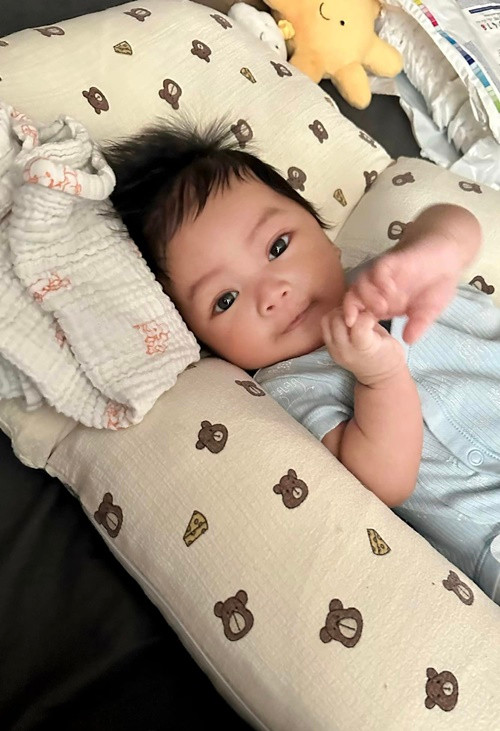 Quỳnh Thư tự tay chăm con. "Mẹ tự tin nói 1 điều rằng mẹ có thể chăm con thật tốt và ai đụng vào giúp mẹ cũng đều không hài lòng, dám mạnh dạn nói mẹ chăm con của mình tốt thứ nhì thì không ai thứ nhất luôn", nữ người mẫu trải lòng.