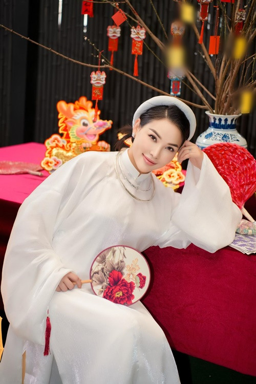 Ít tháng sau sinh nở, Quỳnh Thư lấy lại được vóc dáng thon gọn.