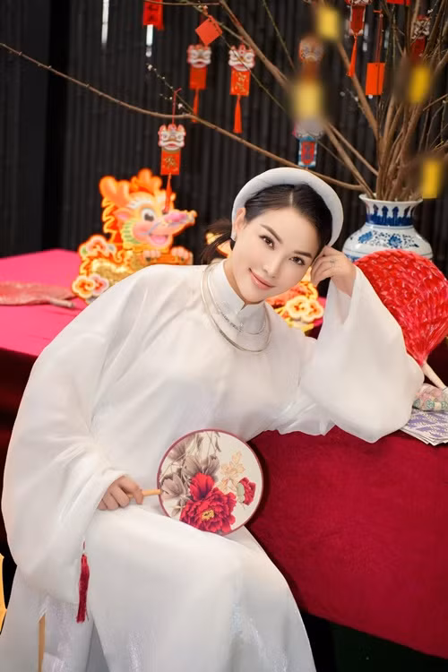 Ít tháng sau sinh nở, Quỳnh Thư lấy lại được vóc dáng thon gọn.