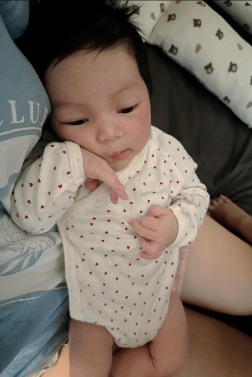 "Cuối cùng thì đã tìm ra người đàn ông có thể thao túng tâm lý tôi, làm tôi yêu thương vô điều kiện sau ba mẹ tôi và bắt tôi thức khuya dậy sớm mà tôi không than vãn nửa lời. Nhan sắc đã làm tôi u mê này đây… Phiên bản giới hạn", Quỳnh Thư viết.