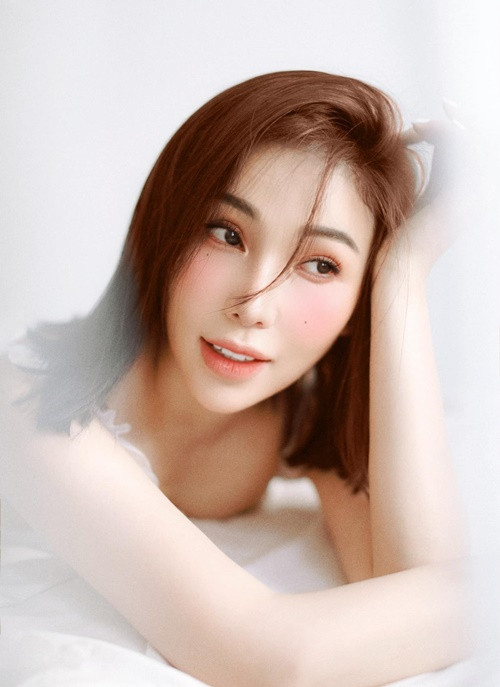 Quỳnh Thư vừa khoe kiểu tóc mới.