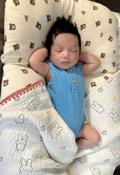 Con trai Quỳnh Thư trộm vía kháu khỉnh.