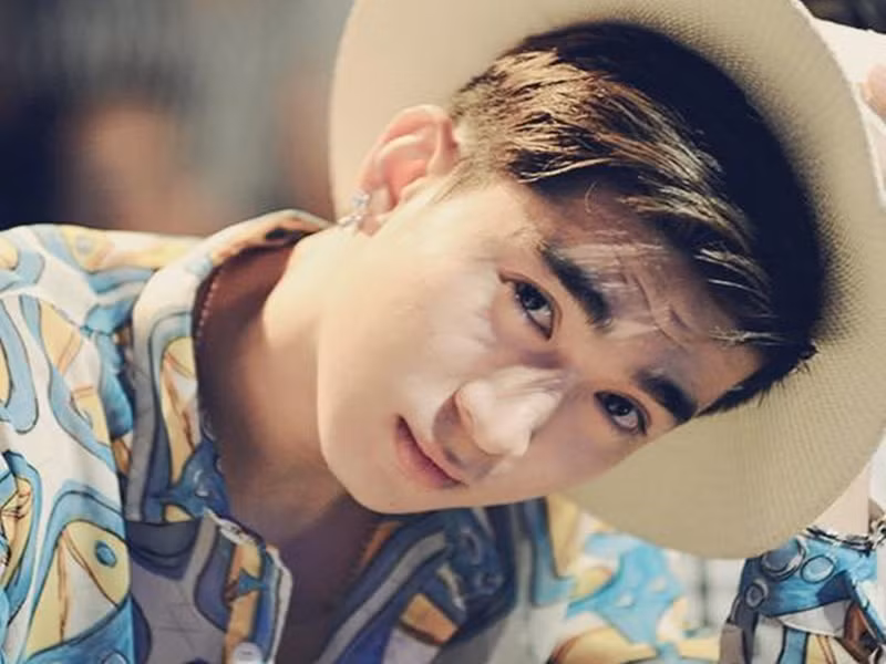 Năm 2013, Chi Dân bắt đầu được khán giả trẻ chú ý khi cover lại ca khúc từng mệnh danh là "Thảm họa Idol" - Mất trí nhớ của Nguyễn Hồng Quang. Sau đó, anh có trong tay loạt hit: Điều anh biết, 1234, Có được không em, Làm vợ anh nhé. Ảnh: FB Chi Dân.