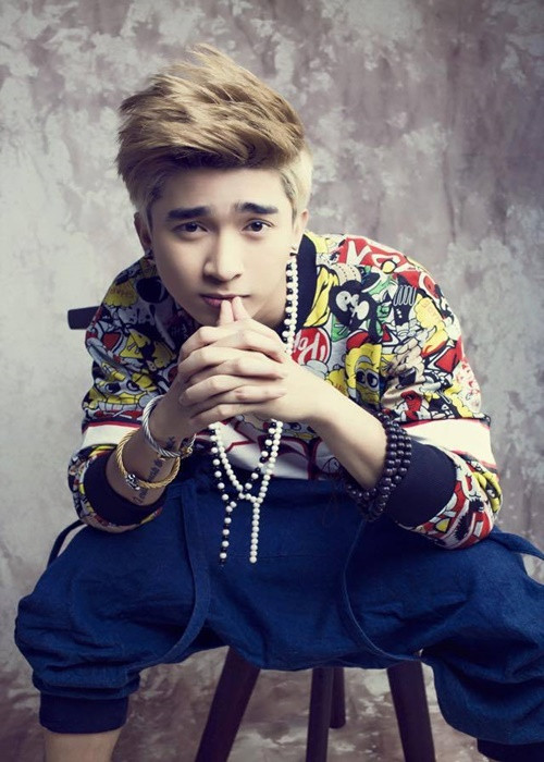 Ca sĩ Chi Dân bắt đầu sự nghiệp bằng con số 0. Khi lên TP HCM để theo đuổi ước mơ với âm nhạc, trong tay anh không tiền, không mối quan hệ. “Lúc mới làm nghề, để Chi Dân làm MV, mua bài hát, mẹ Chi Dân cũng phải đi mượn nợ cho Chi Dân làm”, Chi Dân chia sẻ về giai đoạn khó khăn của sự nghiệp. Ảnh: FB Chi Dân.