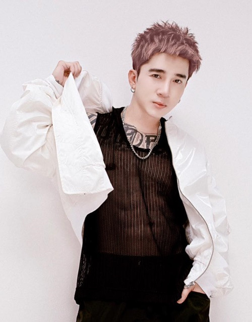 Nhờ ca hát, viết nhạc, Chi Dân có cuộc sống khá sang chảnh. Anh du lịch nhiều nơi, sử dụng đồ hiệu, ở căn hộ cao cấp, đi xe tiền tỷ. Ảnh: FB Chi Dân.