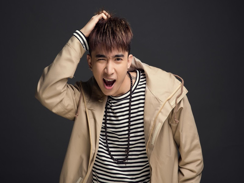 Năm 2017, Chi Dân đoạt giải Mai Vàng ở hạng mục “10 nghệ sĩ của năm” và lọt top 5 đề cử hạng mục “Best Asian Artist In Vietnam” (Nghệ sĩ xuất sắc nhất châu Á tại Việt Nam) tại MAMA cùng năm. Ảnh: FB Chi Dân.