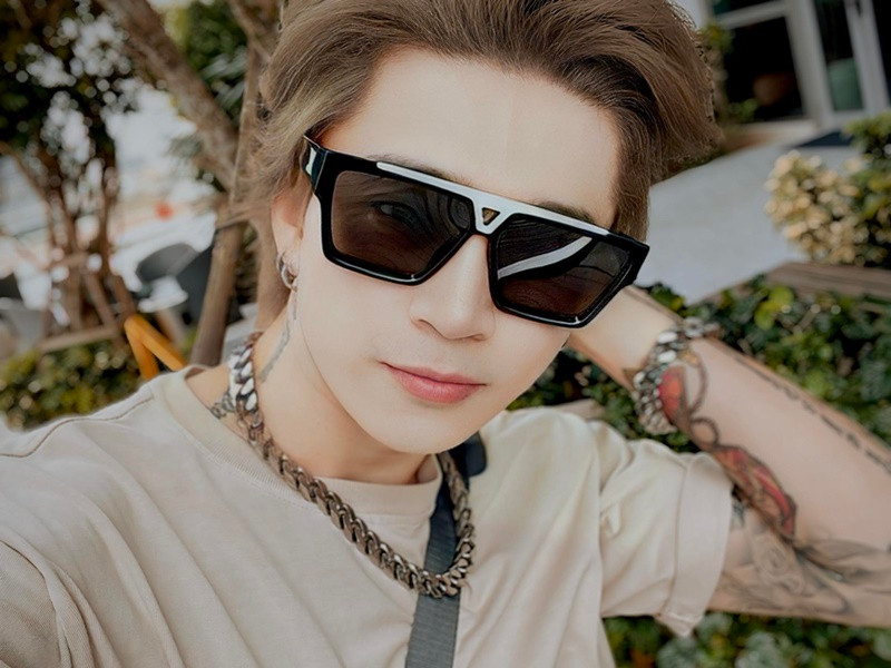 Ít năm gần đây, sự nghiệp của Chi Dân mờ nhạt còn đời tư của nam ca sĩ đầy ồn ào khiến anh mất điểm trong mắt khán giả. Ảnh: FB Chi Dân.