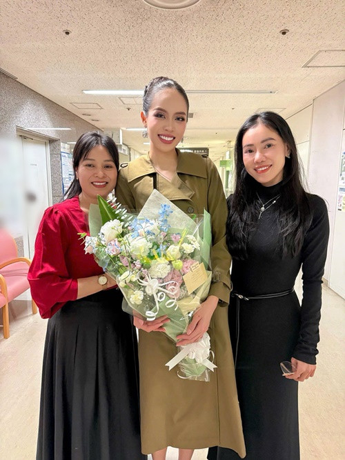 "Bà trùm hoa hậu" Phạm Kim Dung chia sẻ hình ảnh Thanh Thủy bên mẹ sau đêm chung kết. Ảnh: FB Phạm Kim Dung.