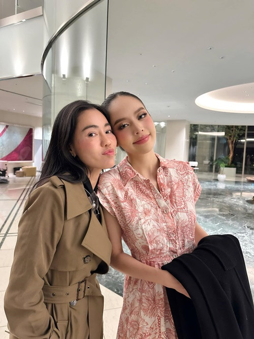 "Bà trùm hoa hậu" xưng hô mẹ - con với Hoa hậu Quốc tế Thanh Thủy. Ảnh: FB Phạm Kim Dung.