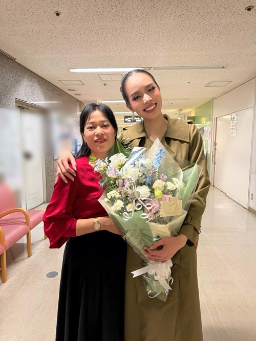 Bố mẹ Thanh Thủy đều sang Nhật Bản dự đêm chung kết để ủng hộ con gái. Ảnh: FB Phạm Kim Dung.
