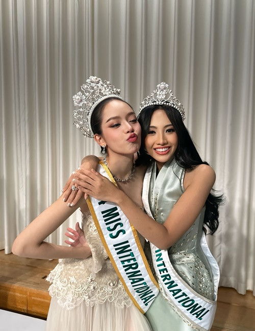 Thanh Thủy nhí nhảnh bên Á hậu 4 Hoa hậu Quốc tế 2024 Sophie Kirana ở hậu trường đêm tiệc mừng top 5. Ảnh: Instagram Sophie Kirana.