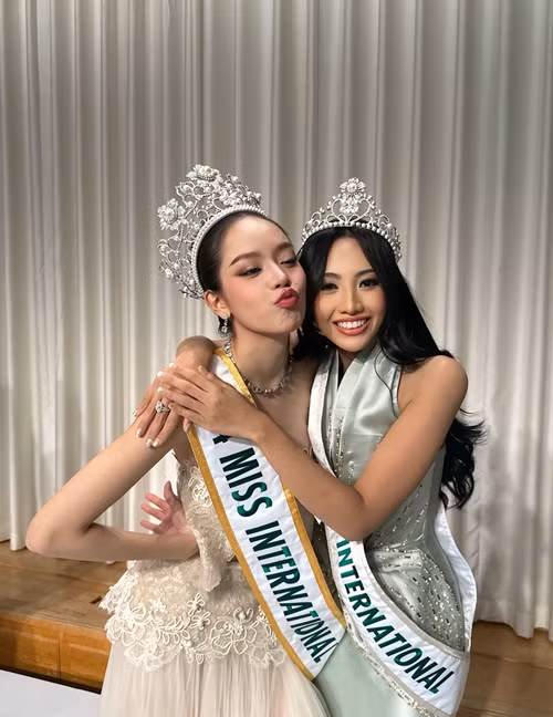 Thanh Thủy nhí nhảnh bên Á hậu 4 Hoa hậu Quốc tế 2024 Sophie Kirana ở hậu trường đêm tiệc mừng top 5. Ảnh: Instagram Sophie Kirana.