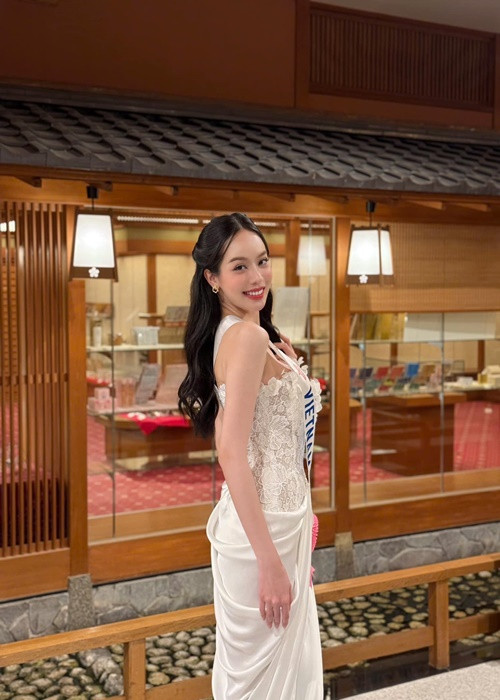 Nàng hậu diện váy cúp ngực, luôn tươi tắn, rạng ngời ở cuộc thi. Ảnh: FB Thanh Thủy.
