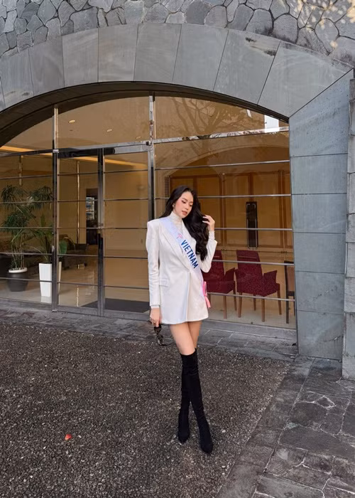 Nàng hậu gợi cảm, trẻ trung với mốt vest giấu quần. Ảnh: FB Thanh Thủy.