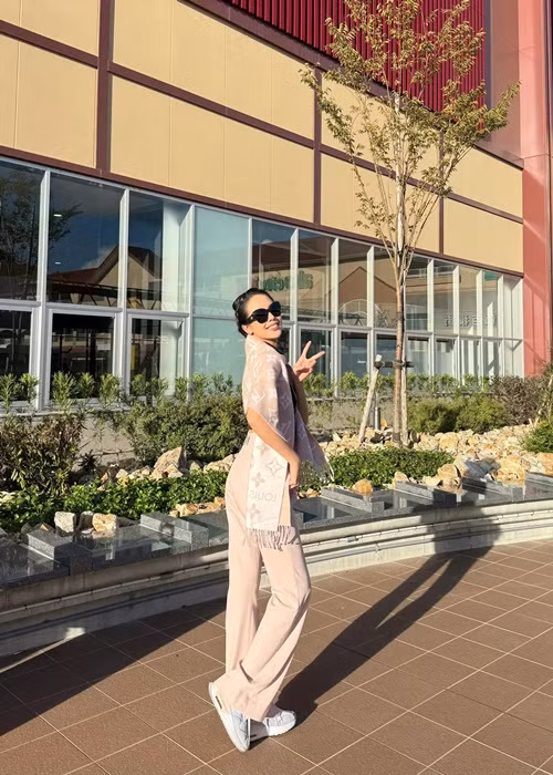 Đại diện Việt Nam chuộng trang phục tông màu hồng và trắng. Ảnh: FB Thanh Thủy.