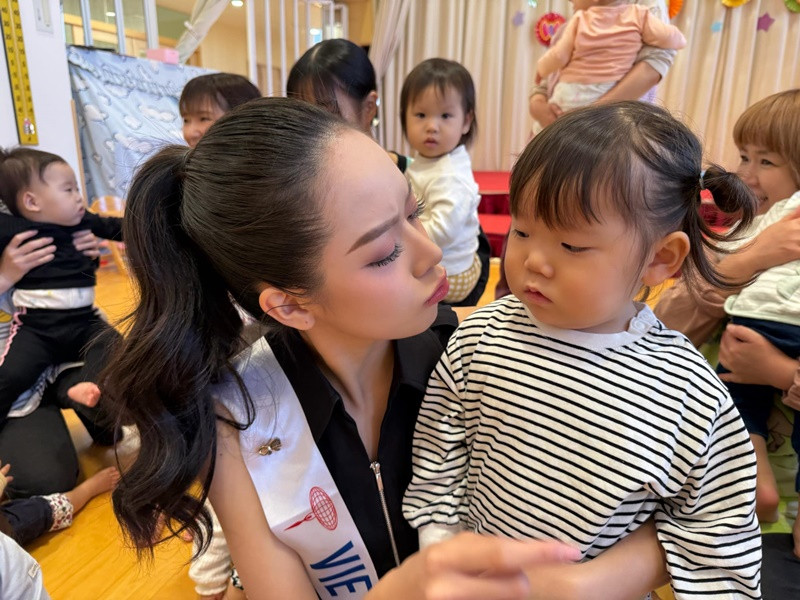 Huỳnh Thị Thanh Thủy đang tạm lọt top 12 cuộc bình chọn. Ban tổ chức cho biết, 3 thí sinh có lượt bình chọn cao nhất từ 3 cụm khu vực (gồm châu Á và châu Đại Dương, châu Phi và châu Âu, Bắc/Nam Mỹ và Caribe) sẽ được đặc cách vào top 20. Cuộc bình chọn sẽ đóng vào lúc 13h (giờ Việt Nam) ngày 12/11. Ảnh: FB Thanh Thủy.